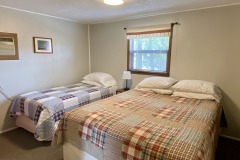 One queen/one twin room