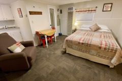Cabin 4 seating/dining